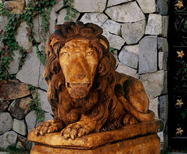 Grand Lion (Facing Lion's Left)